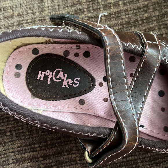 Girls gently used brown shoes - Picture 3 of 4